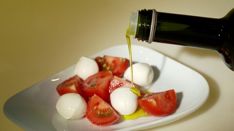 Fruchtig, bitter, scharf: Gutes Olivenöl erkennt man auch am Geschmack (Foto: SWR)