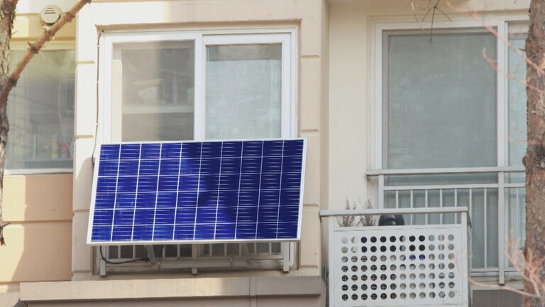 Ein Solarmodul hängt an der Balkonbrüstung (Foto: SWR)