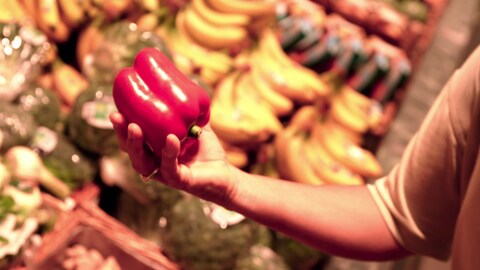 Eine Frau im Supermarkt hält eine Paprika in der Hand (Foto: SWR)