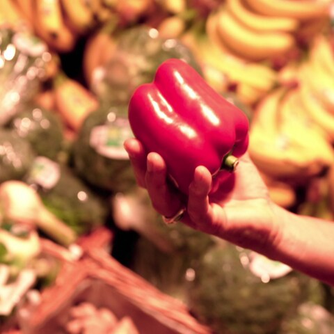 Eine Frau im Supermarkt hält eine Paprika in der Hand (Foto: SWR)
