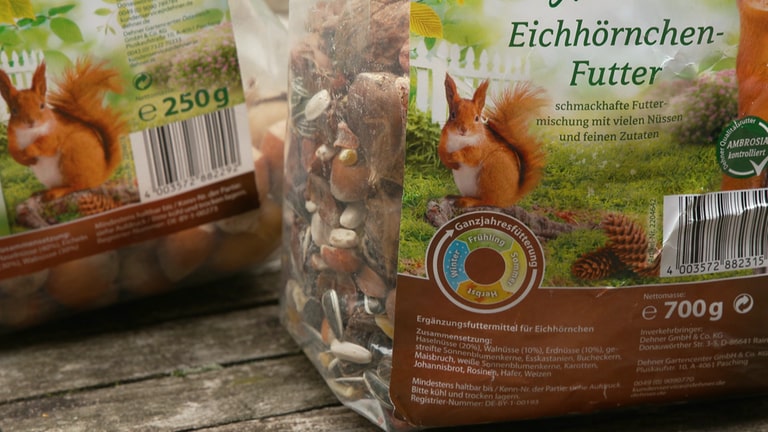 Bietet der eigene Garten keine oder nicht ausreichend Nahrung für Eichhörnchen, gibt es im Handel spezielles Eichhörnchenfutter (5 - 7 Euro). (Foto: SWR)