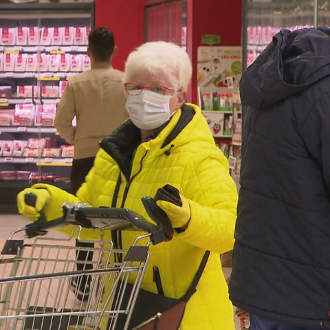 Frau mit Maske beim Einkaufen. (Foto: SWR)
