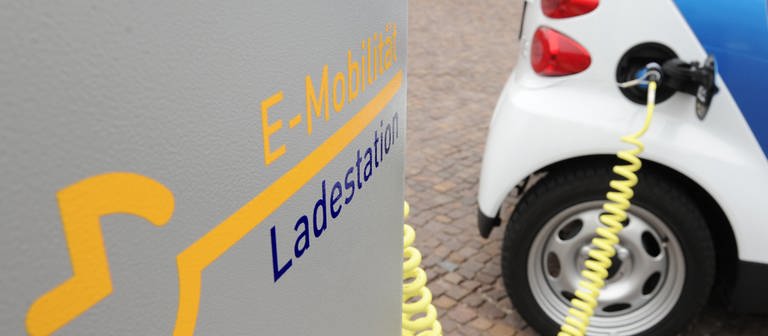 Die Zahl der öffentlichen Ladesäulen für E-Autos soll deutlich erhöht werden (Foto: dpa Bildfunk, picture alliance / Franziska Kraufmann)