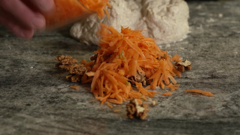 Karottenraspeln und Walnüsse geben diesem Teig noch mehr Geschmack (Foto: SWR)