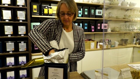 Tee-Expertin Silke Neumann in ihrem Laden in der Mainzer Altstadt (Foto: SWR)