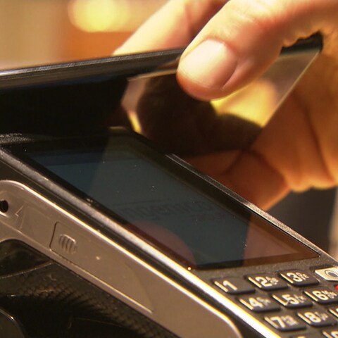Ob per Geldkarte oder Smartphone: Kontaktloses Bezahlen ist seit der Covid-19-Pandemie sehr beliebt (Foto: SWR)