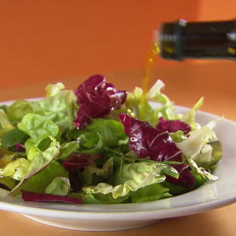 Frische-Kick dank gutem Dressing: die richtige Salatsoße wertet Salate auf.  (Foto: SWR)