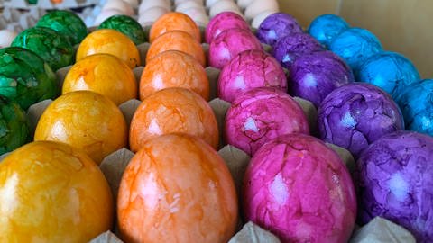 Bei gefärbten Eier aus dem Supermarkt fehlen oft Angaben, wie Herkunft und Haltung.  (Foto: SWR, SWR)