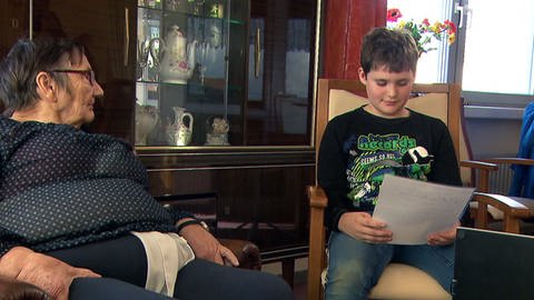 Der 12-jährige Timo Jungen aus Gau-Odernheim liest der 80-jährigen Sieglinde Schmitt vor (Foto: SWR)