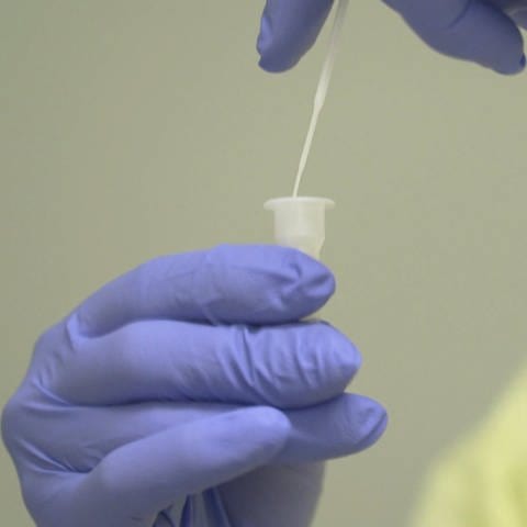 Corona-Antigen-Schnelltest - Abstrich wird in Sicherungs-Röhrchen eingebracht (Foto: SWR)