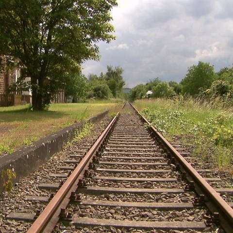 Stillgelegte Bahnstrecke im ländlichen Raum