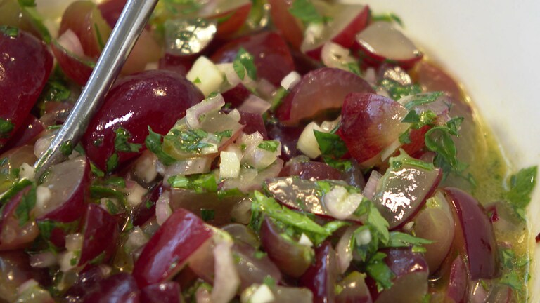 Fruchtig-frische Trauben-Salsa - perfekt zu Grillkäse und Co. (Foto: SWR)