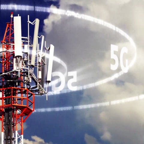 Mobilfunksendemast - Grafik: emmitiert 5G-formatierte Funksignale (Foto: SWR)