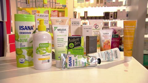 Bio-Pflege-Produkte: Auswahl in einem Supermarkt, präsentiert auf einem Tisch (Foto: SWR)