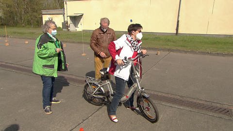 Pedelec-Kurs: Teilnehmerin lernt neues Fahrrad kennen. (Foto: SWR)