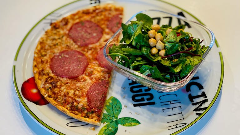 Pizza mit Salat (Foto: SWR)