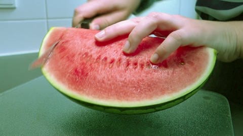 Wassermelonen-Viertel wird angeschnitten. (Foto: SWR)
