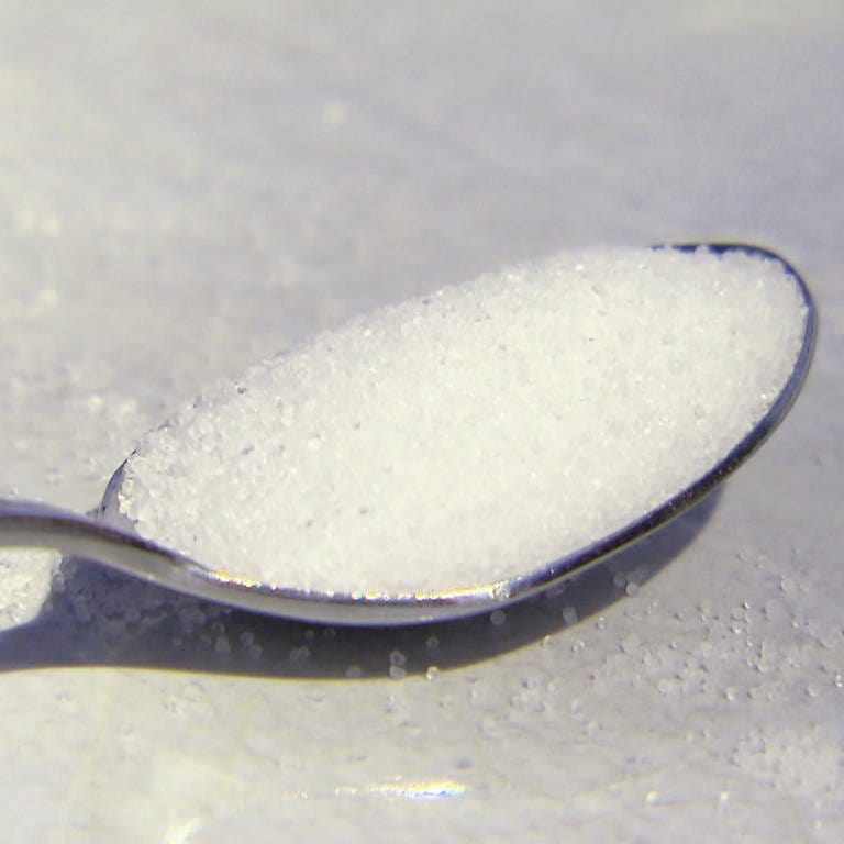 Teelöffel, gefüllt mit Salz, Großaufnahme (Foto: SWR)