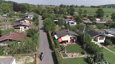 Kleingartenverein Bitburg aus der Luft gesehen mit Parzellen mit kleinen, idyllischen Steinhäusern. (Foto: SWR)