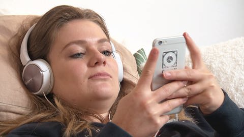 Junge Frau mit Kopfhörer und Handy (Foto: SWR)