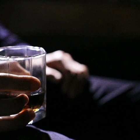 Mann hält Whiskyglas in der Hand (Foto: SWR)