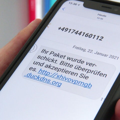 Handydisplay mit Smishing-Link und SMS (Foto: SWR)