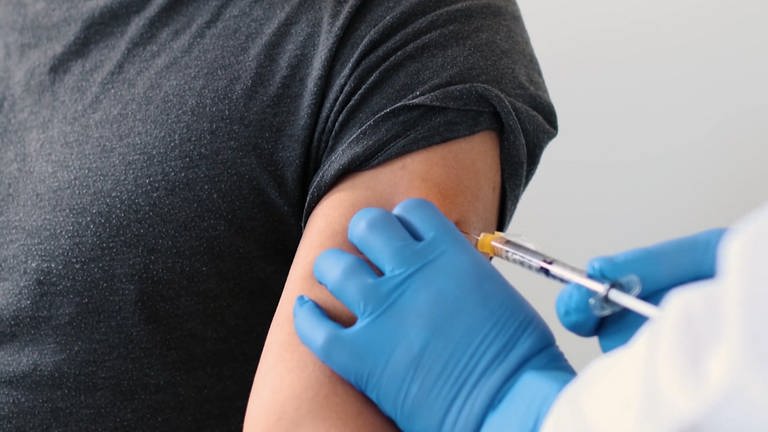 Impfung - Spritze wird am Oberarm gesetzt (Foto: SWR)