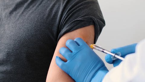 Impfung - Spritze wird am Oberarm gesetzt (Foto: SWR)