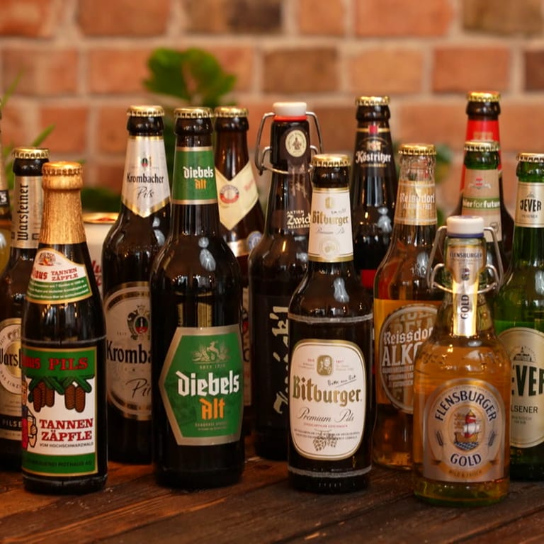 Bierflaschen mehrere Marken stehen auf einem Tisch (Foto: SWR)