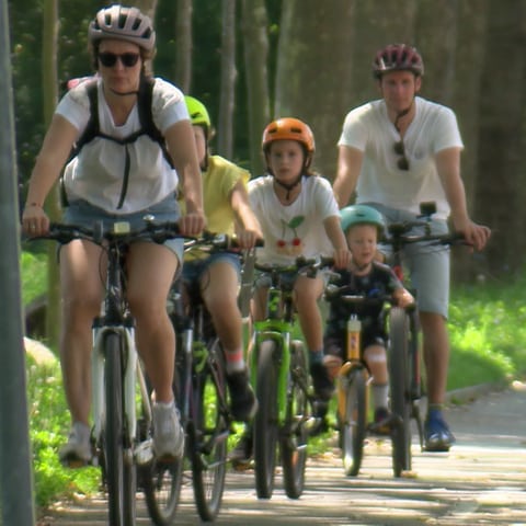Eine Familie mit drei Kindern auf Fahrrädern in Frankreich. (Foto: SWR)