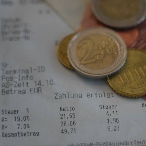 Münzen und ein Geldschein liegen auf einer Rechnung (Foto: SWR)