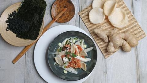 Algen-Spargel-Salat mit mariniertem Saibling