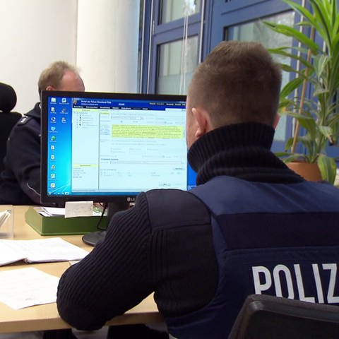 Polizist am Computer (Foto: SWR)