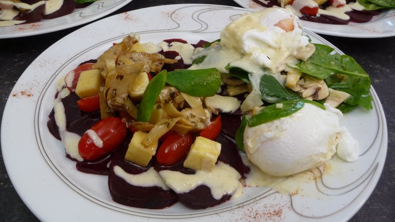 In Simmern kocht Markus Plein Rote-Beete-Carpaccio mit Spinat-Champignonsalat und pochierten Eiern.  (Foto: SWR)