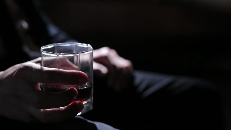 Alkohol gilt als Problem aller Generationen und sozialen Schichten. In Rheinland-Pfalz trinken laut Robert Koch-Institut 10 Prozent der Frauen und 16 Prozent der Männer zu viel. (Foto: SWR)