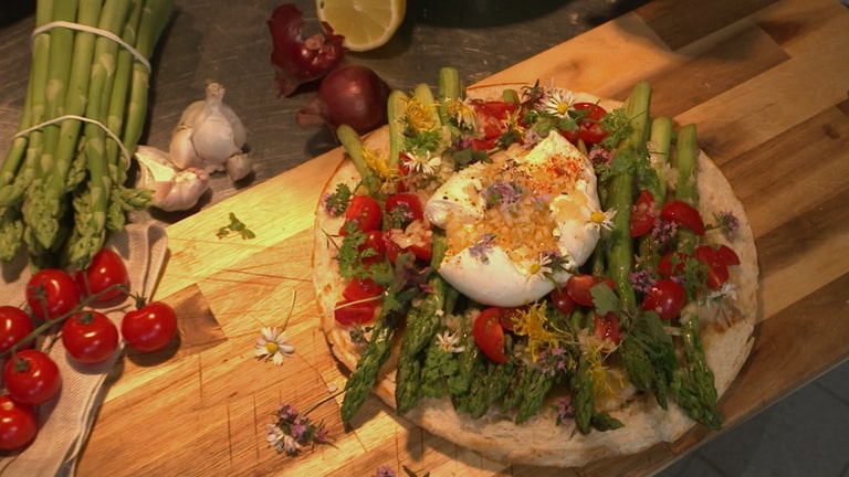 Fladenbrot mit grünem Spargel, Burrata, Tomaten und Zitrone (Foto: SWR)
