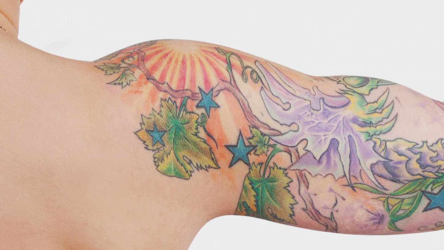 Farbiges Tattoo auf weiblichem Oberarm (Foto: SWR)