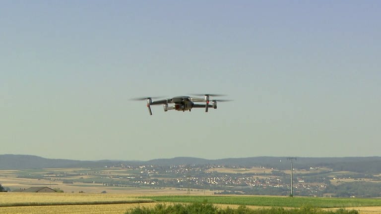Drohne schwebt vor Landschaftspanorama
