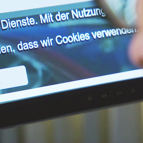 Computer-Bildschirm - Cookie-Hinweis - User, Gesicht unscharft von links im Anschnitt (Foto: SWR)
