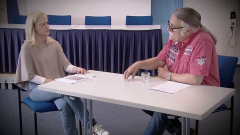 Diskusion an einem Tisch - Rollenspiel zwischen Argumentationstrainer Hans-Jürgen Ladinek und seiner Tochter Sarah. (Foto: SWR)