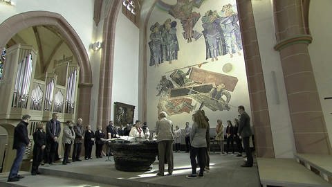 Taufzeremonie mit Gästen in einer Kirche (Foto: SWR)