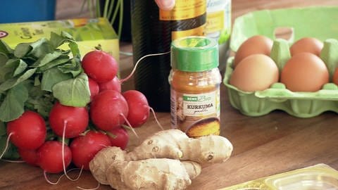 Radieschen, Ingwer, Kurkuma, Eier, Öl - gesunde Ernährung mit leckeren Zutaten (Foto: SWR)
