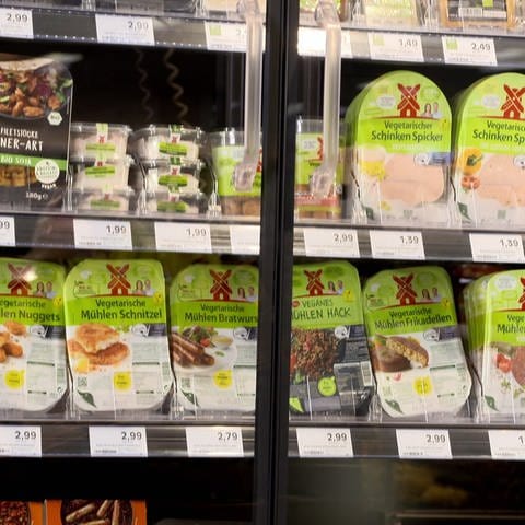 Fleischersatzprodukte in einer Supermart-Frischetheke (Foto: SWR)