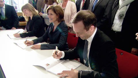 Führende Landespolitiker, wie Ministerpräsidentin Malu Dreyer, unterschreiben Vertrag zur Abstandsregel bei Windkraftanlagen (Foto: SWR)