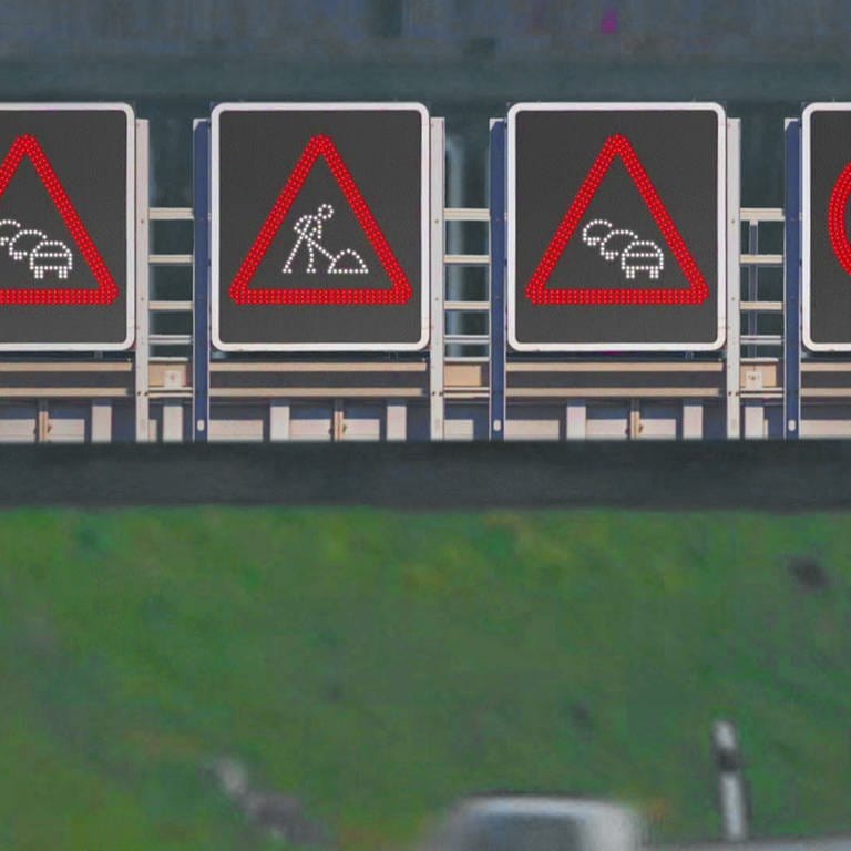 Schilderbrücken mit aktualisierbaren Hinweisschildern helfen, den Verkehr intelligent zu steuern.