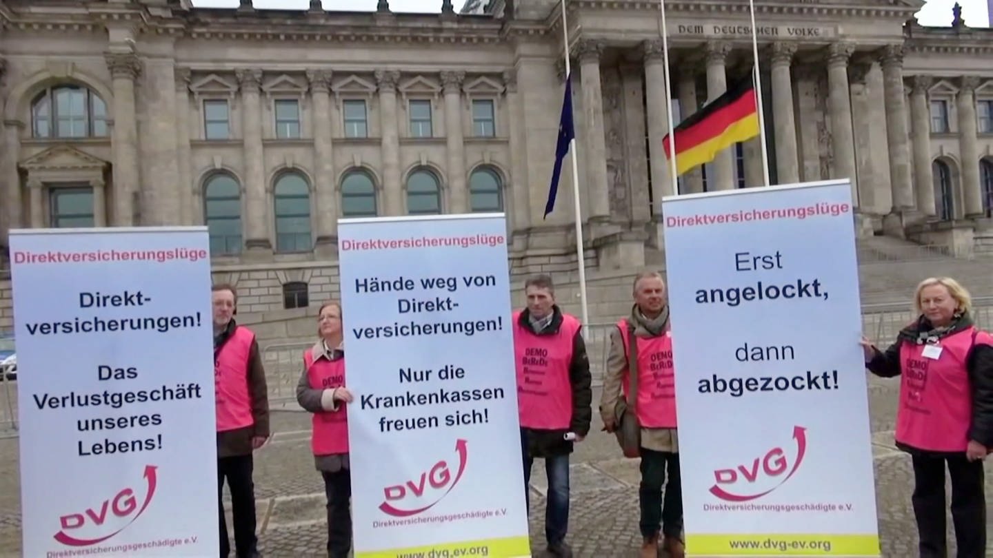 Betriebsrentner protestieren vor dem Mainzer Hauptbahnhof gegen die Direktversicherungslüge (Foto: SWR)