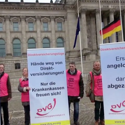 Betriebsrentner protestieren vor dem Mainzer Hauptbahnhof gegen die Direktversicherungslüge