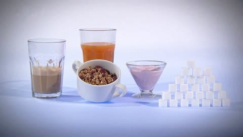 Auswahl an Frühstücksangeboten, die Zucker enthalten