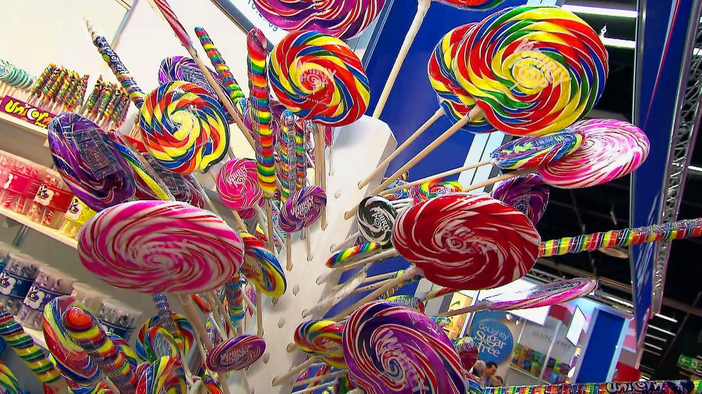 Süßigkeiten auf Displays in Supermarkt (Foto: SWR)