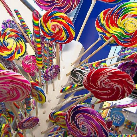 Süßigkeiten auf Displays in Supermarkt (Foto: SWR)